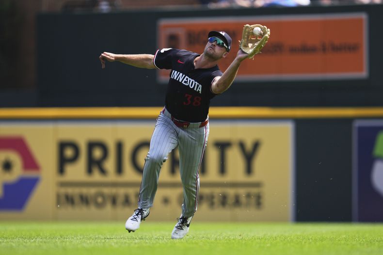 El jardinero derecho de los Mellizos de Minnesota, Matt Wallner, atrapa a la carrera un elevado de Matt Vierling de los Tigres de Detroit en la quinta entrada durante un partido de béisbol el miércoles 6 de agosto de 2025, en Detroit. (AP Photo/Paul Sancya)