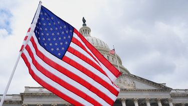 ARCHIVO – La bandera de Estados Unidos ondea frente al Capitolio, el 8 de junio de 2026, en Washington. (AP Foto/Mariam Zuhaib, Archivo)
