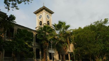 Los portones del RUM vuelven a amanecer cerrados por protesta estudiantil