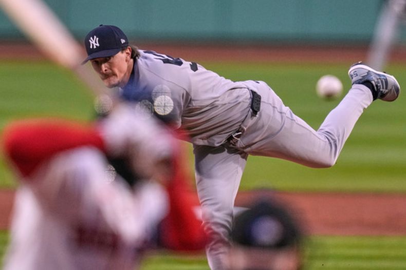 Max Fried, abridor de los Yankees de Nueva York, trabaja durante la primera entrada del juego de béisbol de Grandes Ligas contra los Medias Rojas de Boston en Fenway Park, el miércoles 22 de abril de 2026, en Boston. (AP Foto/Charles Krupa)