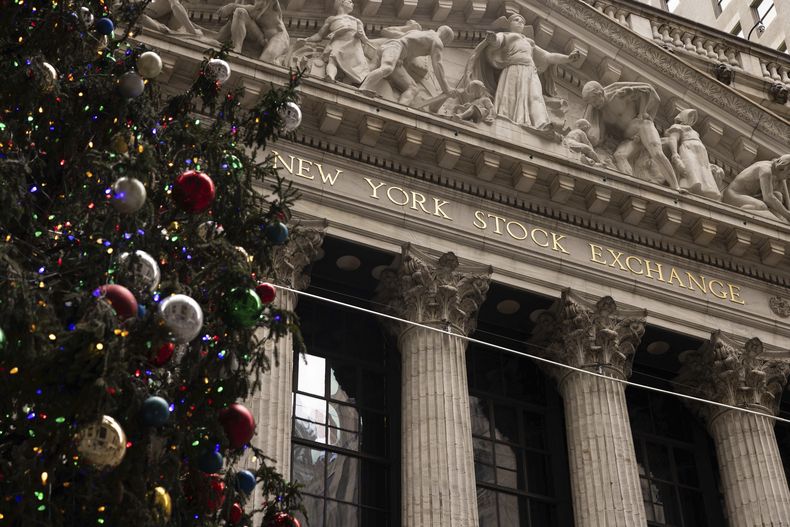 Un árbol de Navidad frente a la Bolsa de Valores de Nueva York, el lunes 11 de diciembre de 2023, en Nueva York. (AP Foto/Yuki Iwamura)