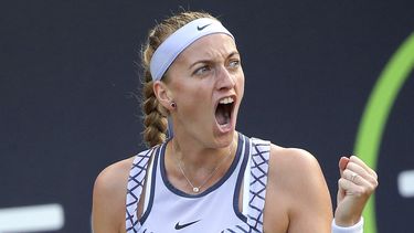 Petra Kvitova, de República Checa, reacciona durante su juego de semifinales en contra de la rusa Ekaterina Alexandrova, en el Abierto de Berlín, el sábado 24 de junio de 2023. (Wolfgang Kumm/dpa vía AP)