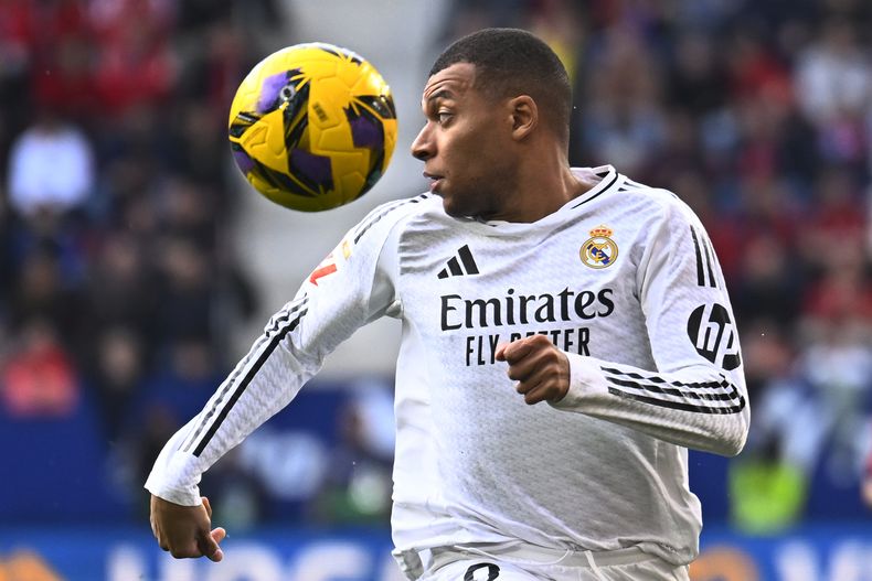 Kylian Mbappé del Real Madrid durante el partido contra Osasuna en la Liga española, el sábado 15 de febrero de 2025. (AP Foto/Miguel Oses)