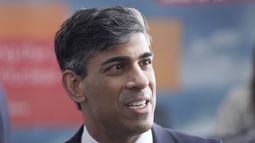 El primer ministro británico Rishi Sunak asiste a una visita a una empresa de ingeniería en Barrow-in-Furness, Inglaterra, el lunes 25 de marzo de 2024. (Danny Lawson/PA via AP)