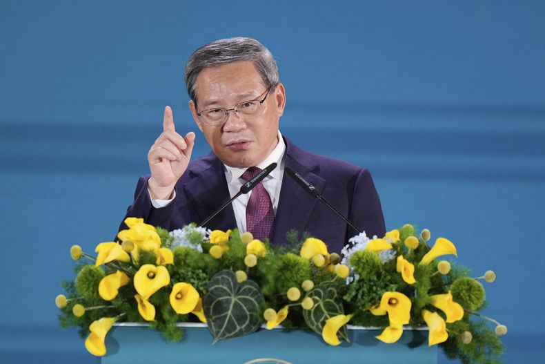 ARCHIVO - El premier chino, Li Qiang, ofrece un discurso en una cena del Foro Económico de China para la ASEAN y el Consejo de Cooperación del Golfo en un aparte de la 46ta cumbre de la Asociación de Naciones del Sureste Asiático (ASEAN) en Kuala Lumpur, Malasia, el 27 de mayo de 2025. (AP Foto/Vincent Thian, Pool Foto, Archivo)