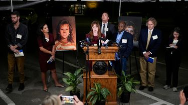 Testigos de los medios de comunicación relatan los momentos previos a la suspensión de la ejecución de Christa Pike, ocurrida el miércoles 30 de septiembre de 2026 en Nashville, Tennessee. (Foto AP/George Walker IV)