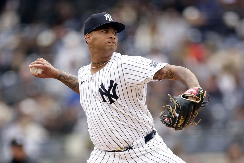 El pitcher de los Yankees de Nueva York Luis Gil lanza en la tercera entrada del juego ante os Rays de Tampa Bay de la MLB el domingo 21 de abril del 2024. (AP Foto/Adam Hunger)