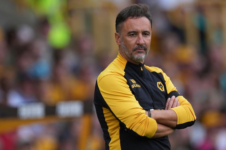 ARCHIVO - Foto del 16 de agosto del 2025,el entrenador del Wolverhampton Vitor Pereira durante el partido ante el Manchester City en la Liga Premier. (AP Foto/Dave Shopland, file)