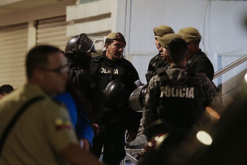 La policía custodia el hospital al que fueron trasladados varios heridos tras el ataque a tiros contra el candidato presidencial Fernando Villavicencio en Quito, Ecuador, el miércoles 9 de agosto de 2023. Villavicencio fue asesinado a la salida de un colegio mientras se metía en vehículo tras un mítin electoral. (AP Foto/Juan Diego Montenegro)