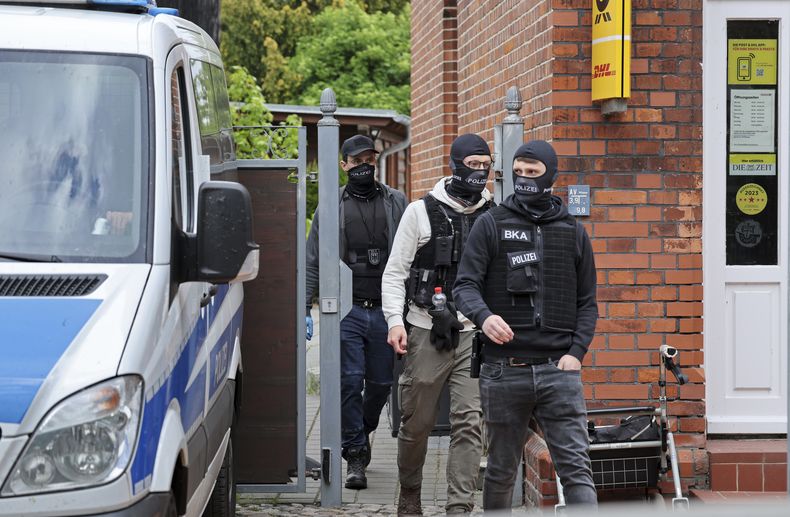 Policías durante un registro en el edificio Altes Postamt en Neubukow, Alemania, el miércoles 21 de mayo de 2025. (Bernd Wuestneck/dpa via AP)
