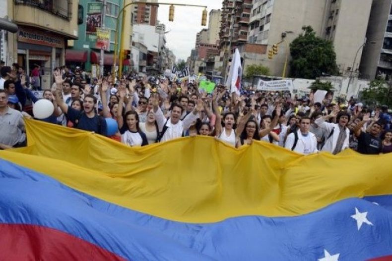El Gobierno de Venezuela y la plataforma opositora Mesa de la Unidad Democrática (MUD) llamaron a los venezolanos a participar en las marchas que han convocado respectivamente para el sábado, en rechazo a la violencia que vive el país