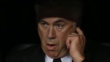 americateve | El t&eacute;cnico del Real Madrid, Carlo Ancelotti, espera por el inicio de un partido contra Copenhague por la Liga de Campeones el mi&eacute;rcoles, 2 de octubre de 2013, en Madrid. (AP Photo/Daniel Ochoa de Olza)
