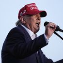 ARCHIVO - El virtual candidato republicano a la presidencia, Donald Trump, habla en un acto de campaña el 9 de julio de 2024, en Doral, Florida. (AP Foto/Rebecca Blackwell, archivo)
