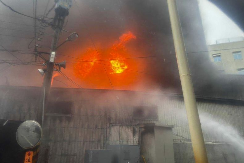 En esta imagen, tomada el 3 de octubre de 2024 y distribuida por el gobierno del condado de Pingtung, se muestra un incendio en un hospital de la región del sur de Taiwán. (Gobierno del condado de Pingtung vía AP)