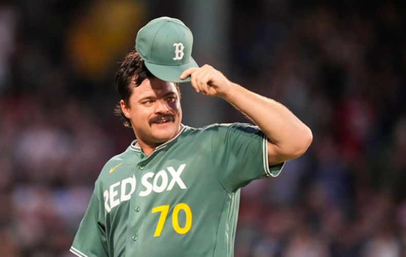 Payton Tolle, abridor de los Medias Rojas de Boston, se quita la gorra para agradecer una atrapada de Ceddanne Rafaela en el duelo ante los Atléticos, el viernes 7 de agosto de 2026 (AP Foto/Charles Krupa)