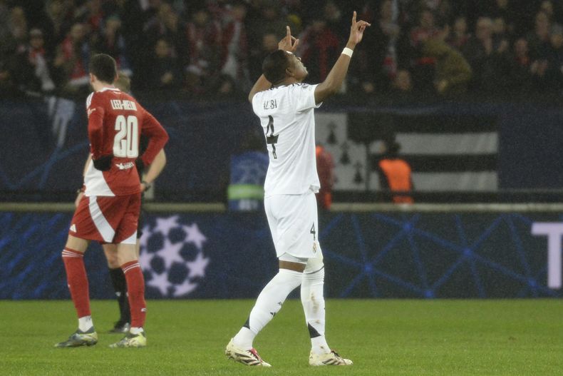 David Alaba del Real Madrid reacciona tras la victoria ante Brest en la Liga de Campeones, el miércoles 29 de enero de 2025. (AP Foto/Mathieu Pattier)