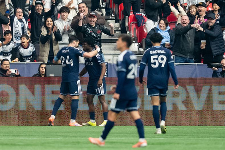 Brian White (24), de los Whitecaps de Vancouver, celebra un gol con Emmanuel Sabbi durante el primer tiempo del partido de fútbol de la MLS ante el Minnesota United, el domingo 15 de marzo de 2026, en Vancouver, British Columbia. (Ethan Cairns/The Canadian Press via AP)