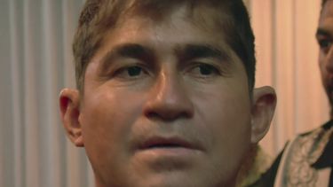 americateve | En esta imagen tomada de un video de The Associated Press, Jos&eacute; Salvador Alvarenga (izquierda), un salvadore&ntilde;o que dijo haber pasado m&aacute;s de 13 meses a la deriva en una lancha descubierta de un lado al otro del Oc&eacute;ano Pac&iacute