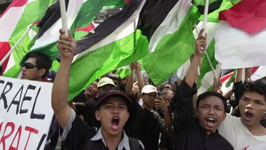 Manifestantes corean consignas mientras ondean banderas palestinas durante una marcha en apoyo del pueblo palestino en el exterior de la misión de Naciones Unidas en Yakarta, Indonesia, el 20 de octubre de 2023. (AP Foto/Dita Alangkara)