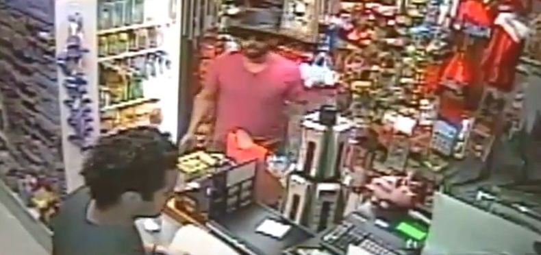 Momentos de terror vivieron los propietarios de una tienda en Allapattah cuando un hombre los asaltó a punta de pistola.