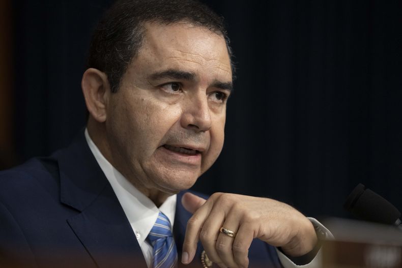 El representante federal por Texas Henry Cuellar habla durante una audiencia de la subcomisión de Seguridad Nacional con el secretario de Seguridad Nacional de Estados Unidos, Alejandro Mayorkas, el 10 de abril de 2024, en el Capitolio de Washington. (AP Foto/Mark Schiefelbein, Archivo)