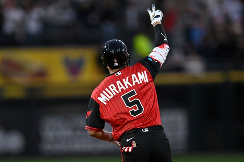 Munetaka Murakami, de los Medias Blancas de Chicago, celebra después de conectar un cuadrangular solitario durante la cuarta entrada del juego de béisbol de Grandes Ligas contra los Nacionales de Washington, el viernes 24 de abril de 2026, en Chicago. (AP Foto/Paul Beaty)