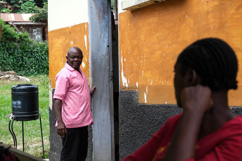 Samuel Kuule, enfermero y sobreviviente del primer brote de ébola provocado por el virus Bundibugyo en 2007, de pie, en el Centro de Salud Kikyo IV en el poblado comercial de Kikyo, en el distrito Bundibugyo, Uganda, el miércoles 3 de junio de 2026. (AP Foto/Hajarah Nalwadda)