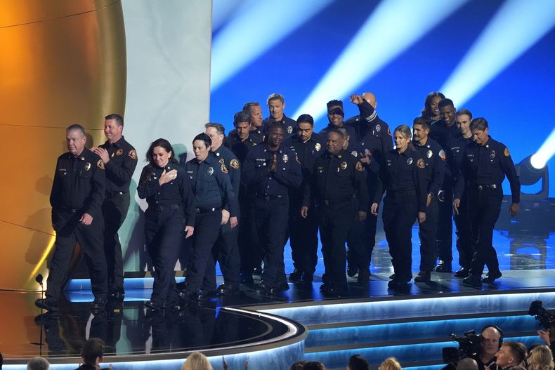 Miembros del Departamento de Bomberos del Condado de Los Ángeles presentan el premio al álbum del año durante la 67ª entrega anual de los Premios Grammy el domingo 2 de febrero de 2025 en Los Ángeles. (Foto AP/Chris Pizzello)
