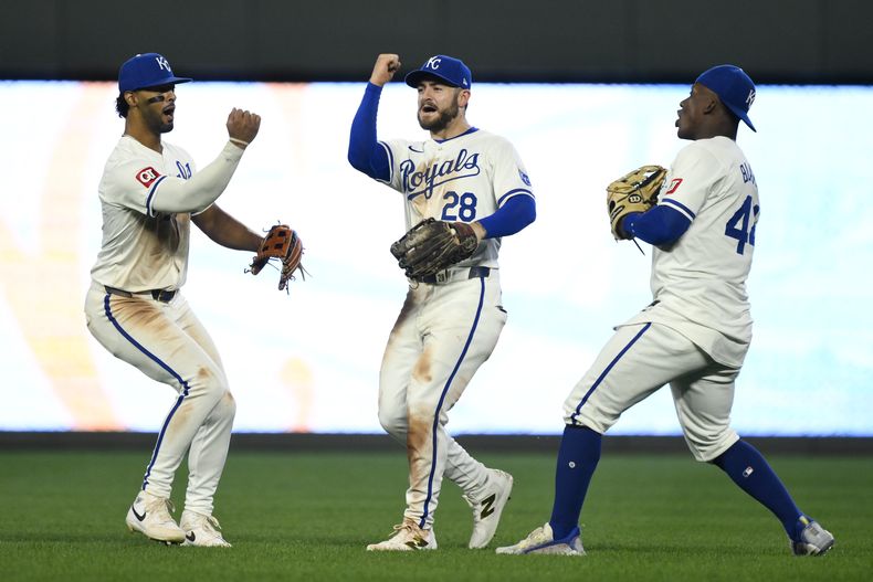 Los jardineros de los Reales de Kansas City MJ Meléndez, a la izquierda, Kyle Isbel, al centro y Dairon Blanco, a la derecha, celebran después de su victoria sobre los Cardenales de San Luis el sábado 10 de agosto de 2024, en Kansas City, Missouri. (AP Foto/Reed Hoffmann)