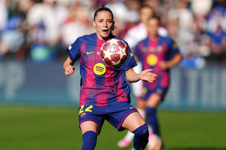ARCHIVO - Ona Batlle, del Barcelona, observa el balón durante la Final de la Liga de Campeonas entre FC Barcelona y OL Lyonnes, el 23 de mayo de 2023, en Oslo. Arsenal fichó a la exdefensa Batlle del Barcelona en otro gran movimiento a Londres de una seleccionada de la España Campeona del Mundo. (AP Foto/Kirsty Wigglesworth)