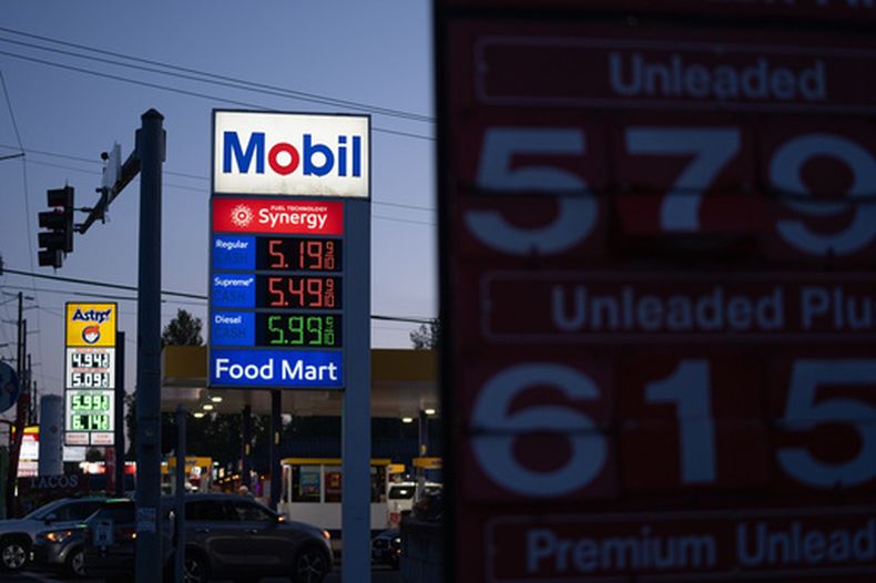 Los precios de la gasolina exhibidos en una gasolinera en Portland, Oregon, el 29 de abril del 2026. (AP foto/Jenny Kane)