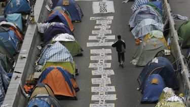 americateve | Tiendas de campa&ntilde;a instaladas por los manifestantes en favor de la deocracia, en una zona ocupada fuera de la sede del gobierno del enclave en el distrito Admiralty de Hong Kong, el 14 de noviembre de 2014. (Foto AP/Vincent Yu)