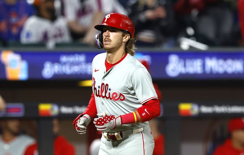 Bryson Stott de los Filis de Filadelfia recorre las bases luego de pegar un cuadrangular ante los Mets de Nueva York durante la novena entrada del juego de béisbol, el lunes 13 de mayo de 2024, en Nueva York. (AP Foto/Noah K. Murray)