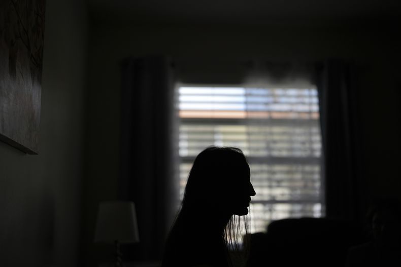 Oksana Tarasiuk, en el departamento que compartía con su esposo, Maksym Chernyak, que murió bajo custodia del ICE en el centro de detención Krome, en Hallandale Beach, Florida. (AP Foto/Rebecca Blackwell)