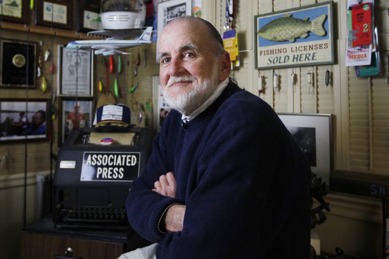ARCHIVO - Ron Edmonds, fotógrafo sénior jubilado de la Casa Blanca para The Associated Press, posa para un retrato en su casa de Annandale, Virginia, el 16 de marzo de 2013. (AP Foto/Charles Dharapak, Archivo)