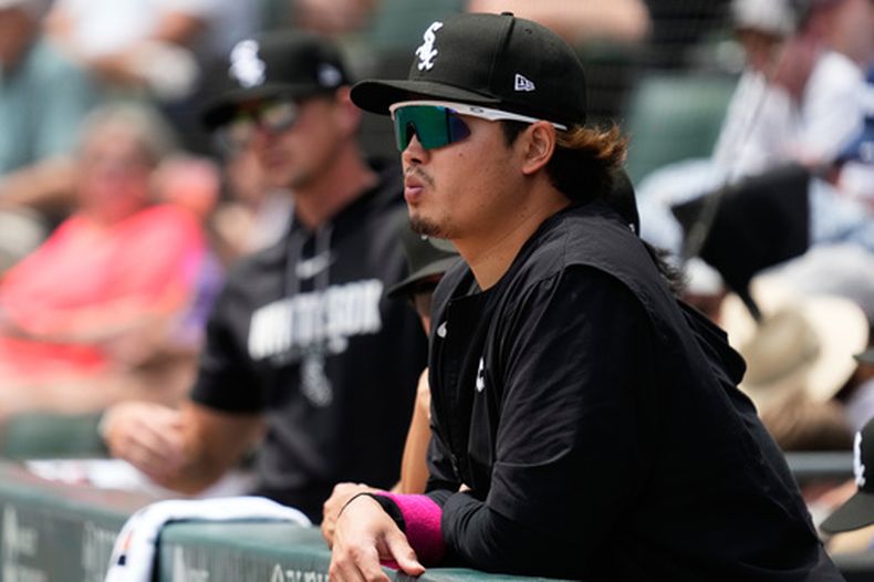 Munetaka Murakami, de los Medias Blancas de Chicago de Japón, observa a sus compañeros desde el dugout durante la primera entrada de un partido de béisbol contra los Reales de Kansas City en Chicago, el domingo 28 de junio de 2026. (Foto AP/Nam Y. Huh)
