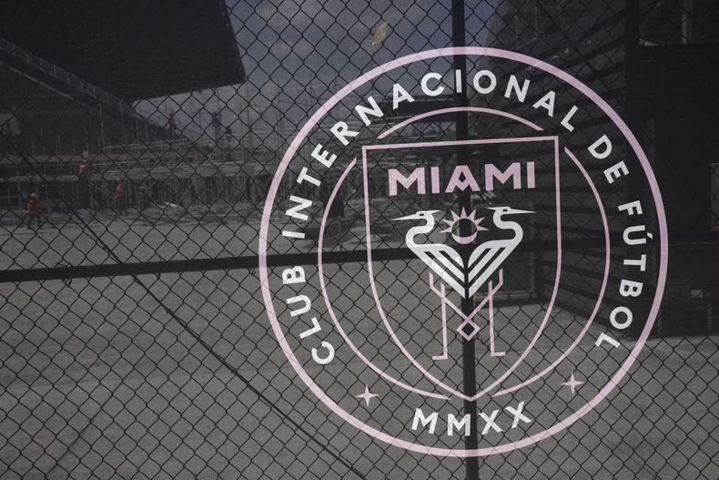 Trabajadores vistos a través de la cerca del estadio DRV Pink del Inter Miami extienden las gradas que anteriormente era para 18.000 espectadores en Fort Lauderdale, Florida, el 12 de julio de 2023. (AP Foto/Rebecca Blackwell)