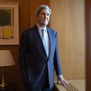 John Kerry, enviado especial presidencial de Estados Unidos para el clima, posa para una fotografía durante una entrevista con The Associated Press en su oficina en el Departamento de Estado, el martes 6 de febrero de 2024, en Washington. (AP Foto/Jacquelyn Martin)