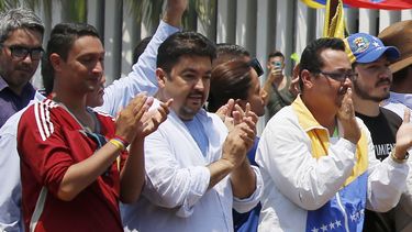 venezuela: colaborador de guaido detenido tras allanamiento