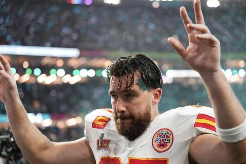 El tight end Travis Kelce de los Chiefs de Kansas City tras la derrota ante los Eagles de Filadelfia en el Super Bowl, el 9 de febrero de 2025, en Nueva Orleans. (AP Foto/Abbie Parr)