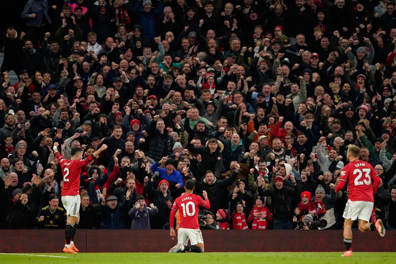 Matheus Cunha (centro) celebra tras marcar un gol para el Manchester United ante Brighton en la Liga Premier, el sábado 25 de octubre de 2025. (AP Foto/Dave Thompson)