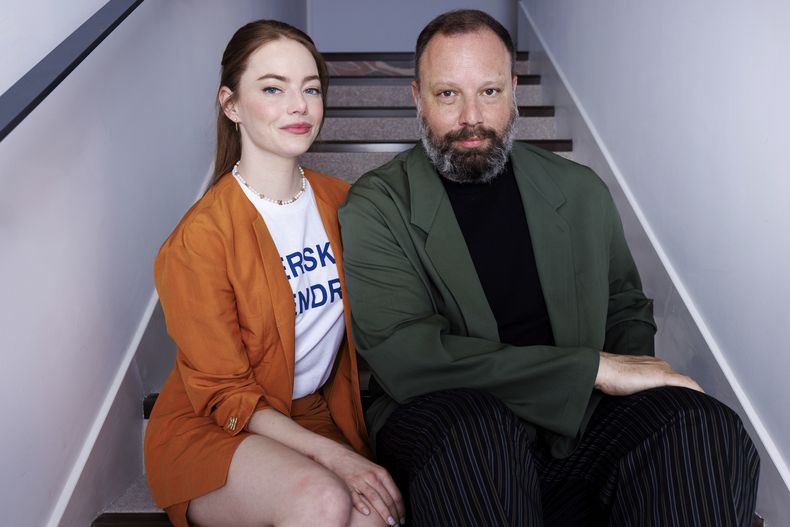Emma Stone, izquierda, y el director Yorgos Lanthimos posan para un retrato para promover la película Kinds of Kindness en la 77a edición del Festival de Cine de Cannes, en Francia el sábado 18 de mayo de 2024. (Foto Vianney Le Caer/Invision/AP)