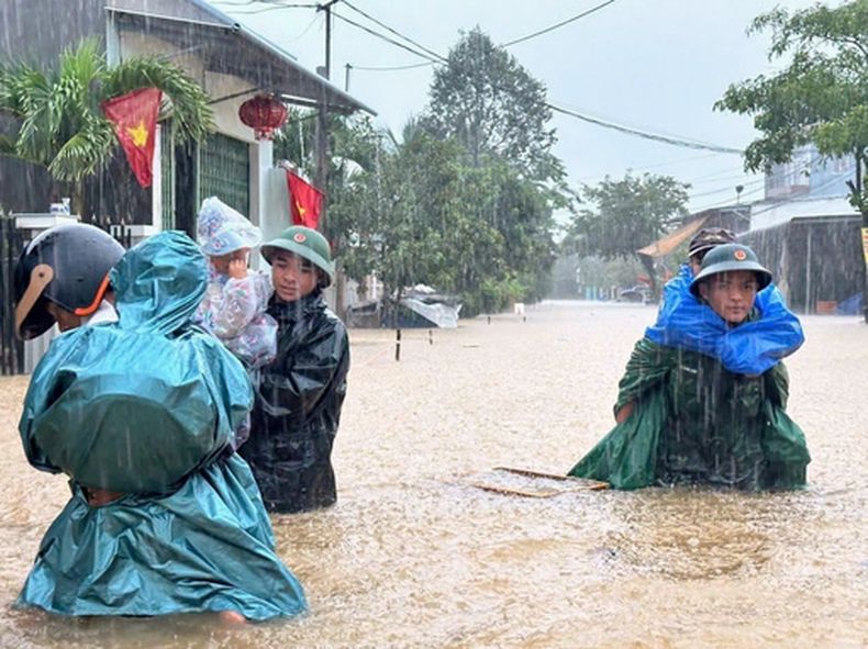Soldados evacúan a niños y a personas afectadas por las inundaciones en Da Nang, Vietnam, el 8 de octubre de 2026. (Nguyen Khoa Chuong/VNA via AP)