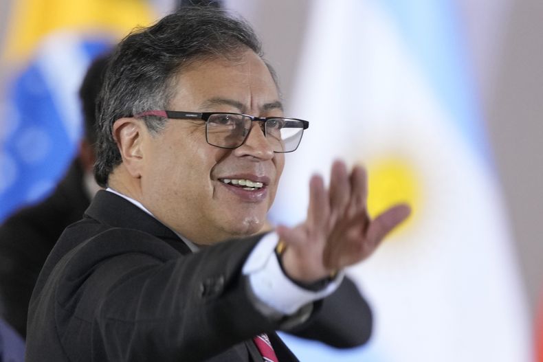 El presidente de Colombia, Gustavo Petro, saluda a su llegada a la Cumbre Sudamericana en el palacio de Itamaraty en Brasilia, Brasil, el martes 30 de mayo de 2023. El mandatario anunció el viernes 2 de junio de 2023 la salida de sus cargos de su jefa de gabinete y del embajador del país en Venezuela por un escándalo de escuchas ilegales en el que se indaga si hubo abuso de poder de la alta funcionaria.(AP Foto/Andre Penner)
