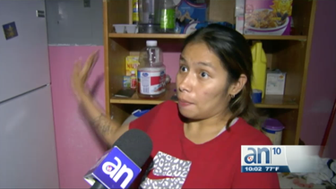 vecinos de un edificio de la pequena habana sin electricidad y viviendo entre cucarachas