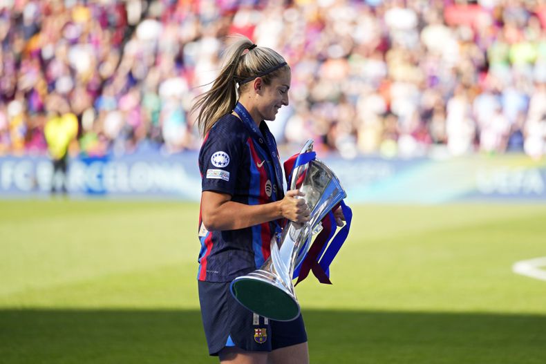 La capitana del Barcelona Alexia Putellas carga el trofeo tras ganar la Liga de Campeones femenina ante el Wolfsburgo, el sábado 3 de junio de 2023, en Eindhoven, Holanda. (AP Foto/Martin Meissner)