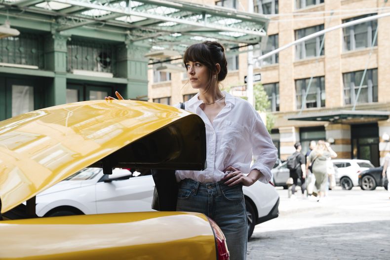 Esta imagen publicada por A24 muestra a Dakota Johnson en una escena de Materialists. (A24 vía AP)
