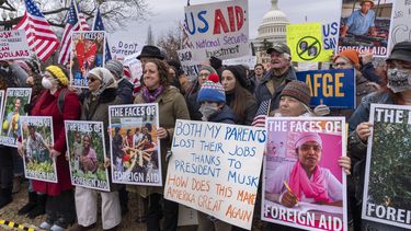Manifestantes y legisladores protestan contra el presidente Donald Trump y su aliado Elon Musk por trastocar al gobierno federal, lo que incluye el desmantelamiento de la Agencia de Estados Unidos para el Desarrollo Internacional (USAID, por sus siglas en inglés), que administra ayuda exterior aprobada por el Congreso, en el Capitolio, en Washington, el miércoles 5 de febrero de 2025. (AP Foto/J. Scott Applewhite)