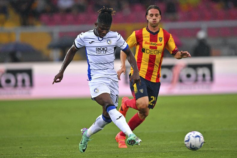 El Bilal Toure del Atalanta pelea por el balón con Antonino Gallo del Lecce en el encuentro de la Serie A el sábado 18 de mayo del 2024. (Giovanni Evangelista/LaPresse via AP)
