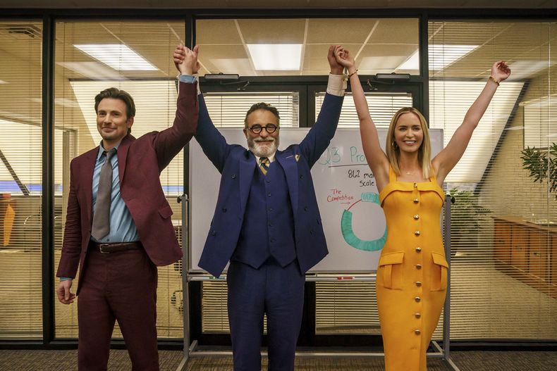 En esta imagen proporcionada por Netflix, Chris Evans como Brenner, izquierda, Andy Garcia como Neel, centro, y Emily Blunt como Liza en una esena de Pain Hustlers. (Brian Douglas/Netflix vía AP)